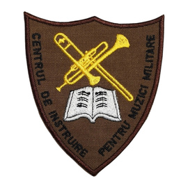 EMBLEMA A CENTRULUI DE INSTRUIRE PENTRU MUZICI MILITARE - BRODATA PE SUPORT ORAS ROSU