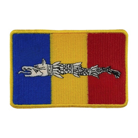 Ecuson Lupul Dacic cu aplicare Velcro (cu scai) - 7,5x4,5 cm - brodat pe suport tricolor cu contur galben