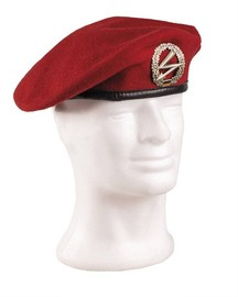 Bereta Germana cu insigna