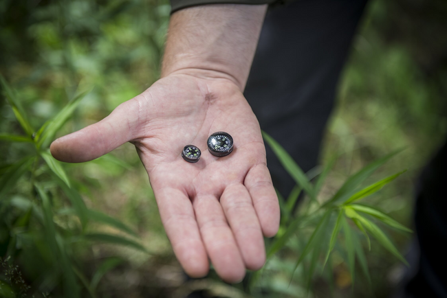 BUTTON COMPASS - SMALL - BLACK - HELIKON