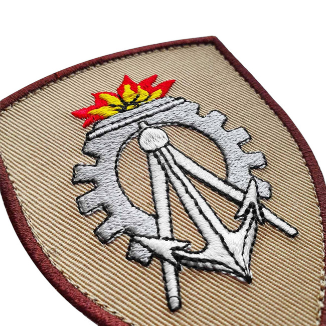 Emblema Geniu brodata pe suport bej