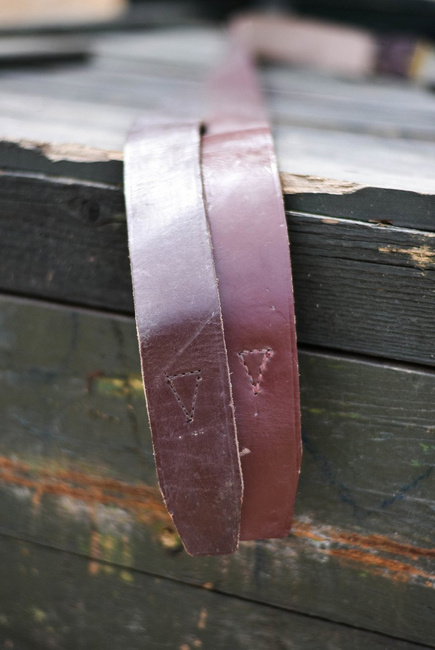 LEATHER BELT WITH GOLDEN BUCKLE - MILITARY SURPLUS ROMANIAN ARMY - IN GOOD CONDITION