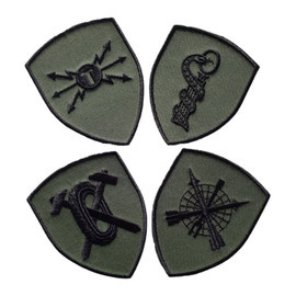 EMBLEMA SEMN DE ARMA MANECA SCUT - SANITAR-VETERINAR - BRODATA PE SUPORT KAKI CU FIR NEGRU