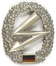 GENUINE GERMAN ARMY METAL BERET BADGE ´FERNMELDER´